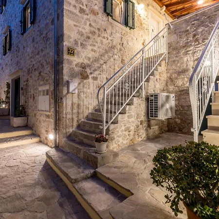 Seafront Denis Villa Bol