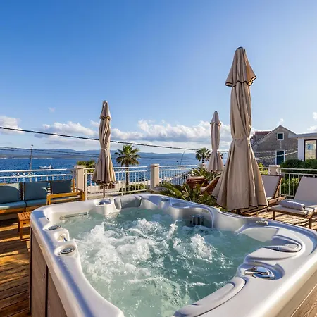 Seafront Denis Villa Bol