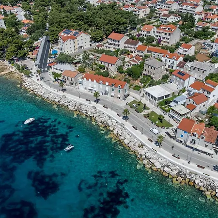 Вілла Seafront Denis Бол