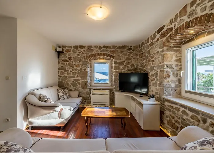 Seafront Denis Villa Bol