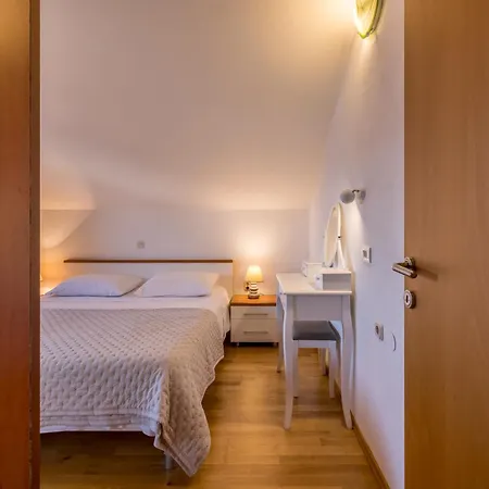 Seafront Denis בול