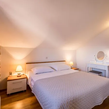 Seafront Denis בול