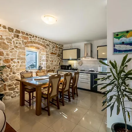 Seafront Denis * בול