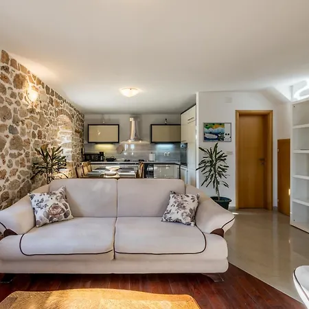 Seafront Denis בול